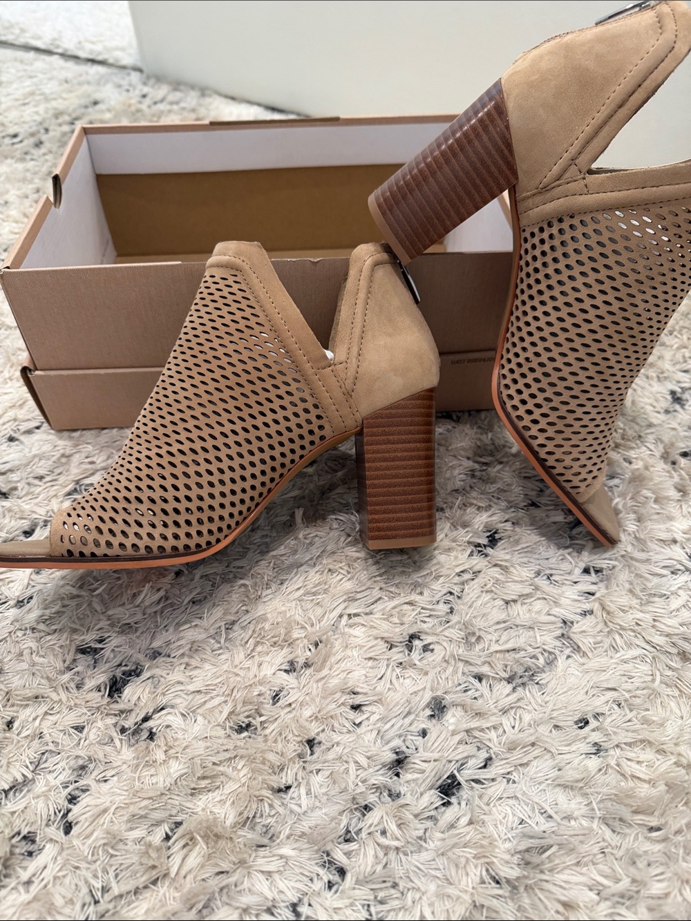 Vincent Camuto Womens Tan Perforated Peep-Toe Booties NWT - Picture 2 of 6